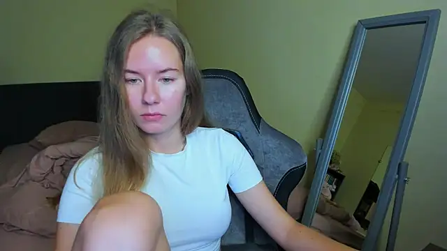 Snapshot of EmilyPaw chatting on October 18, 11:00 am EmilyPaw online show from October 18, 11:00 am