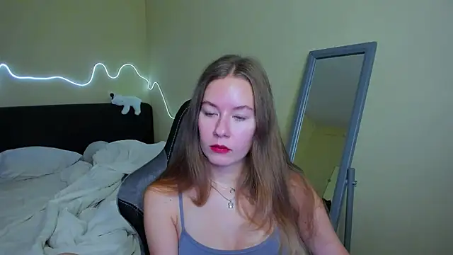 Snapshot of EmilyPaw chatting on November 11, 9:09 am EmilyPaw online show from November 11, 9:09 am