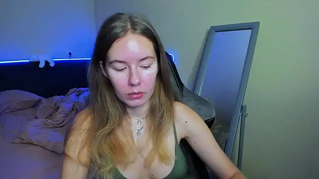 Snapshot of EmilyPaw chatting on November 18, 8:08 am EmilyPaw online show from November 18, 8:08 am