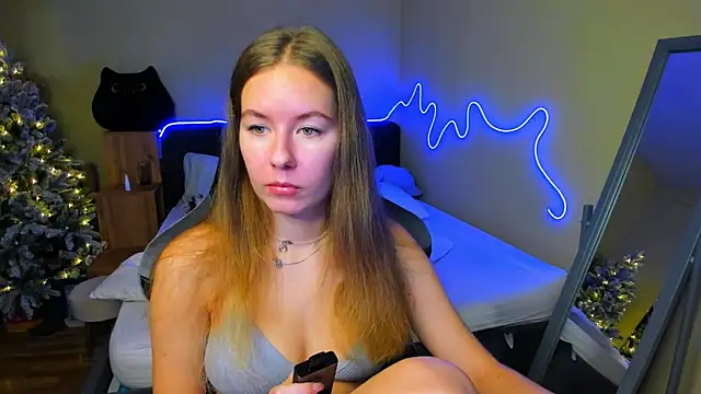 Snapshot of EmilyPaw chatting on December 16, 8:52 am EmilyPaw online show from December 16, 8:52 am