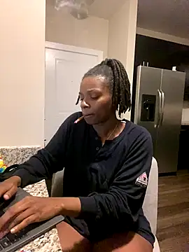 Snapshot of theprettysoles chatting on November 13, 2:32 am theprettysoles online show from November 13, 2:32 am