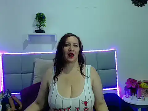 Snapshot of Madisson_Housse chatting on March 8, 4:45 am Madisson Housse online show from March 8, 4:45 am