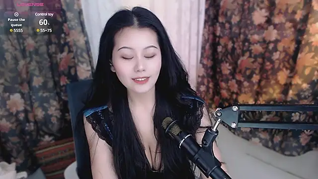 Snapshot of cat-lady-6688 chatting on February 22, 2:39 am cat-lady-6688 online show from February 22, 2:39 am