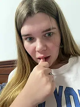 Snapshot of ella_zzz chatting on February 3, 8:03 pm ella zzz online show from February 3, 8:03 pm