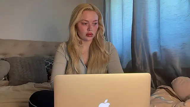 Snapshot of blissdimicco chatting on July 3, 12:33 pm blissdimicco online show from July 3, 12:33 pm