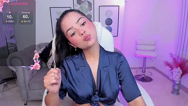 Snapshot of Layla_Breezee chatting on January 26, 12:11 pm Layla Breezee online show from January 26, 12:11 pm