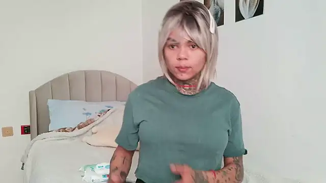Snapshot of serena__vedette chatting on June 5, 8:42 am serena vedette online show from June 5, 8:42 am