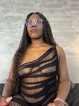 Snapshot of Alaia_Colins chatting on June 10, 12:33 am Alaia Colins online show from June 10, 12:33 am