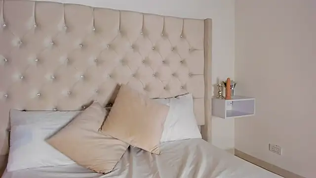 bella bloomg online show from February 14, 11:20 pm