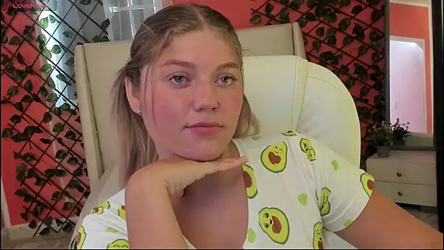 Snapshot of alaia_greyy chatting on May 12, 12:46 pm alaia greyy online show from May 12, 12:46 pm