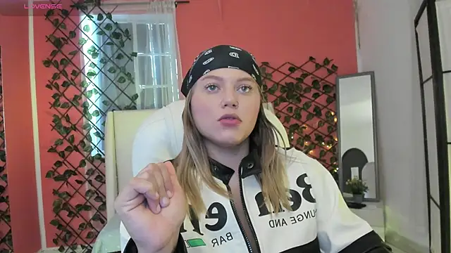 Snapshot of alaia_greyy chatting on May 29, 12:47 pm alaia greyy online show from May 29, 12:47 pm