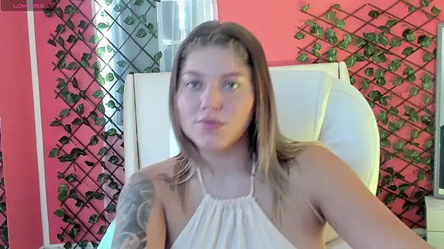 Snapshot of alaia_greyy chatting on June 11, 12:58 pm alaia greyy online show from June 11, 12:58 pm