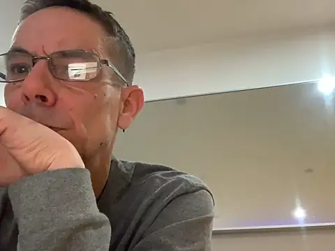 Snapshot of Kenhornu chatting on December 17, 9:32 pm Kenhornu online show from December 17, 9:32 pm