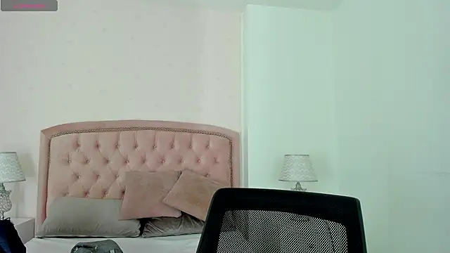 Snapshot of Kendall__Fox chatting on October 17, 4:48 am Kendall Fox online show from October 17, 4:48 am