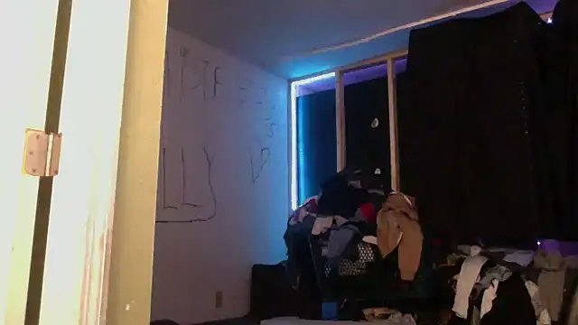 Snapshot of sexyhotstud12 chatting on February 22, 12:40 pm sexyhotstud12 online show from February 22, 12:40 pm