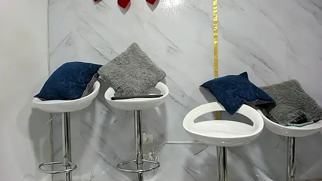 Snapshot of emilly09 chatting on February 12, 9:33 pm emilly09 online show from February 12, 9:33 pm