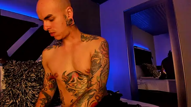 Snapshot of kaletattoo chatting on January 31, 11:24 pm kaletattoo online show from January 31, 11:24 pm