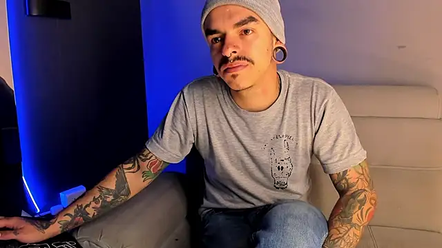 Snapshot of kaletattoo chatting on May 7, 11:04 am kaletattoo online show from May 7, 11:04 am