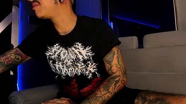 Snapshot of kaletattoo chatting on May 18, 11:27 am kaletattoo online show from May 18, 11:27 am