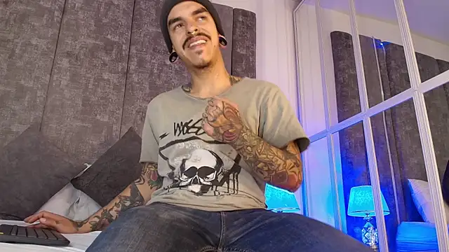 Snapshot of kaletattoo chatting on May 25, 11:16 am kaletattoo online show from May 25, 11:16 am