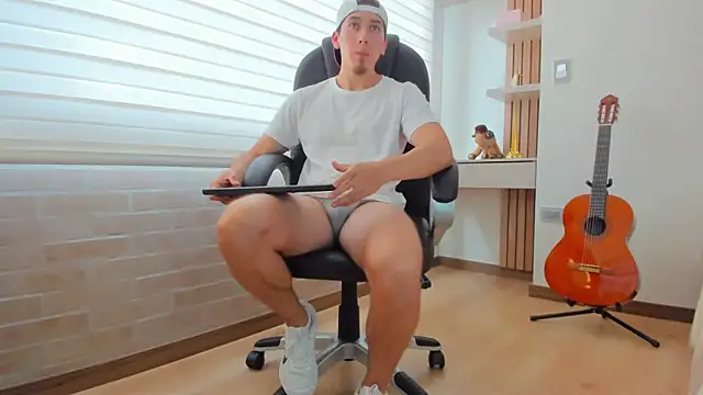 Snapshot of Tombarden chatting on November 26, 7:04 pm Tombarden online show from November 26, 7:04 pm