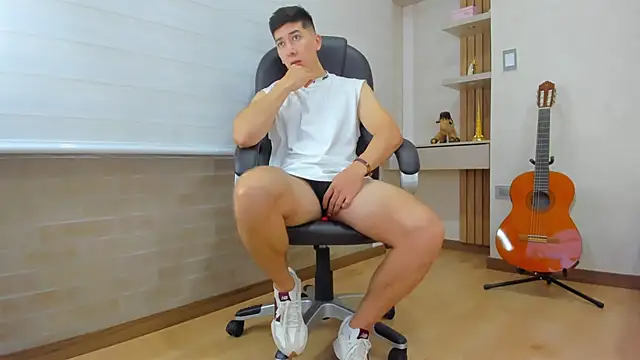 Snapshot of Tombarden chatting on December 3, 7:23 pm Tombarden online show from December 3, 7:23 pm