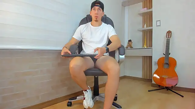 Snapshot of Tombarden chatting on December 15, 7:07 pm Tombarden online show from December 15, 7:07 pm