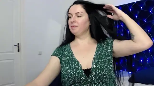 Snapshot of JacquelineElle chatting on February 3, 9:39 pm JacquelineElle online show from February 3, 9:39 pm