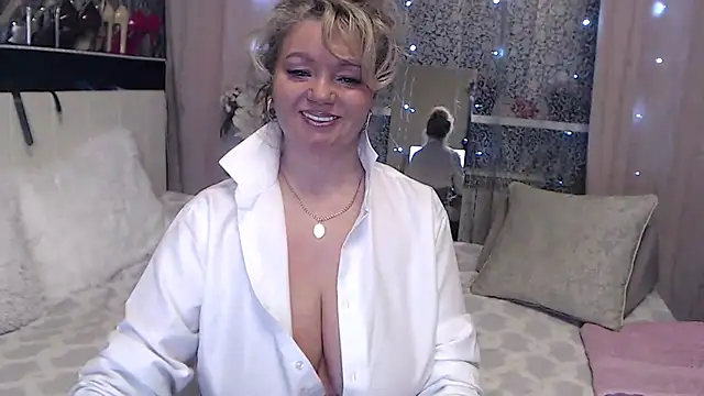 Snapshot of MartiniMartini chatting on February 6, 12:54 am MartiniMartini online show from February 6, 12:54 am