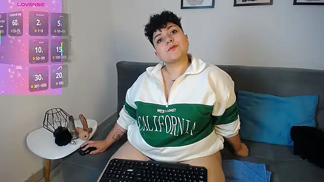 Snapshot of curly_cam_queen69 chatting on September 19, 3:08 am curly cam queen69 online show from September 19, 3:08 am