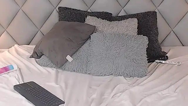 Snapshot of LalyCastro chatting on February 17, 1:25 am LalyCastro online show from February 17, 1:25 am