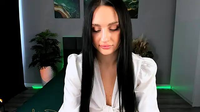 Snapshot of EmiliaBeynard chatting on February 8, 9:46 am EmiliaBeynard online show from February 8, 9:46 am
