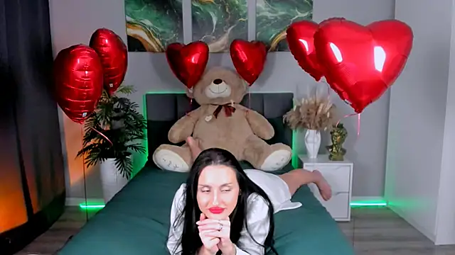 Snapshot of EmiliaBeynard chatting on February 14, 7:33 pm EmiliaBeynard online show from February 14, 7:33 pm