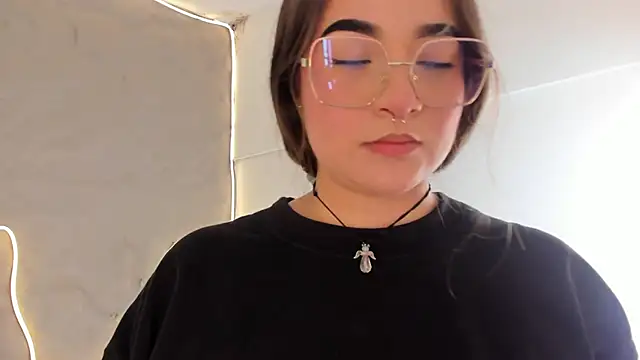 Shanntal  online show from February 25, 7:23 pm