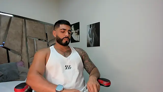 Snapshot of LeandroRusso chatting on February 6, 7:51 pm LeandroRusso online show from February 6, 7:51 pm