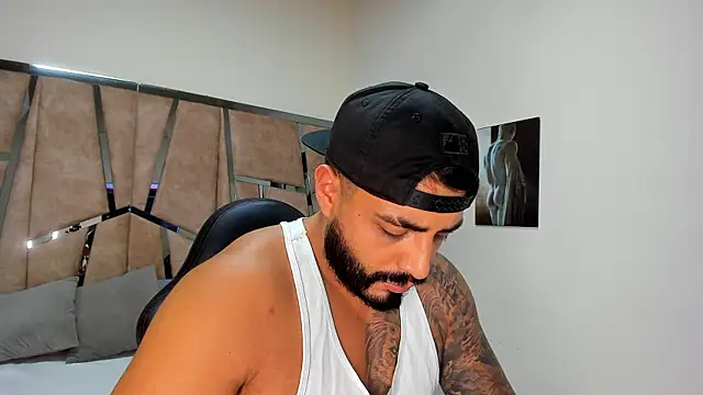 Snapshot of LeandroRusso chatting on March 9, 11:14 pm LeandroRusso online show from March 9, 11:14 pm