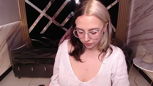Snapshot of Hela_v chatting on March 10, 6:12 pm Hela v online show from March 10, 6:12 pm