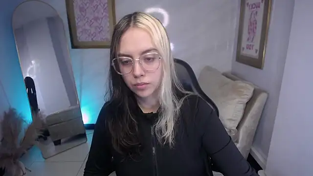 Snapshot of Hela_v chatting on September 19, 12:06 pm Hela v online show from September 19, 12:06 pm