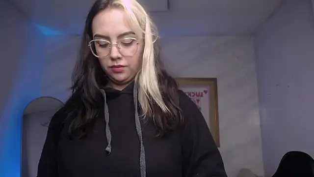 Hela v online show from October 28, 12:58 am