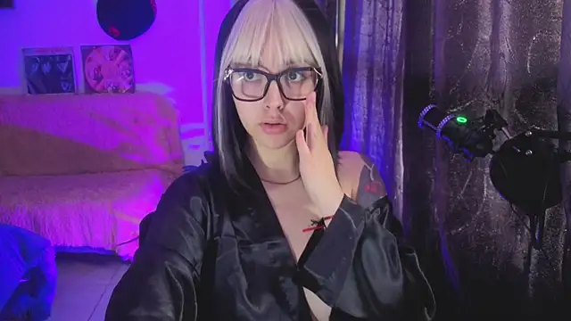 Snapshot of Hela_v chatting on July 21, 2:08 pm Hela v online show from July 21, 2:08 pm