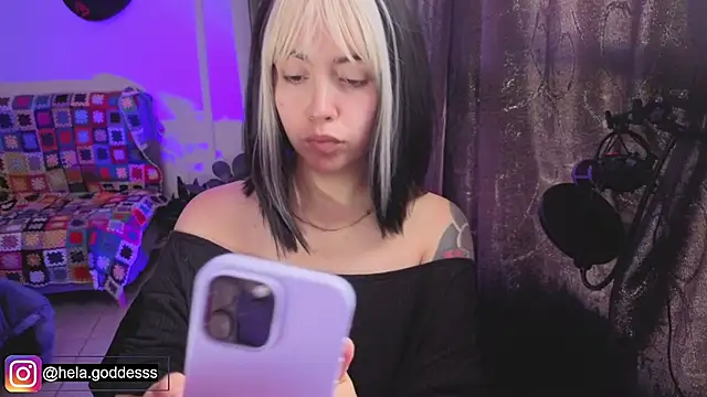 Snapshot of Hela_v chatting on July 28, 2:13 pm Hela v online show from July 28, 2:13 pm