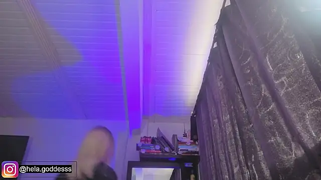 Snapshot of Hela_v chatting on July 29, 1:53 pm Hela v online show from July 29, 1:53 pm