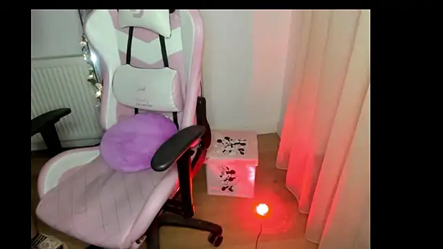 Snapshot of LadyLyanna chatting on March 6, 12:32 am LadyLyanna online show from March 6, 12:32 am