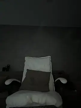 Snapshot of LillySquirtShot chatting on May 5, 11:24 pm LillySquirtShot online show from May 5, 11:24 pm