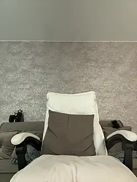 Snapshot of LillySquirtShot chatting on May 6, 11:10 pm LillySquirtShot online show from May 6, 11:10 pm