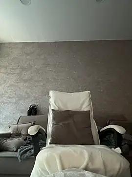 Snapshot of LillySquirtShot chatting on June 7, 11:19 pm LillySquirtShot online show from June 7, 11:19 pm