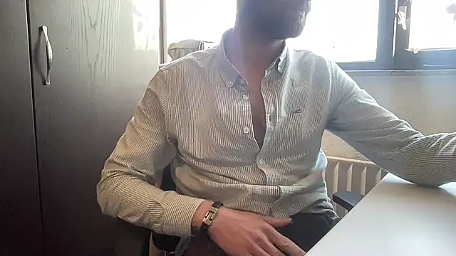 Snapshot of bullyboyy chatting on February 17, 8:41 am bullyboyy online show from February 17, 8:41 am