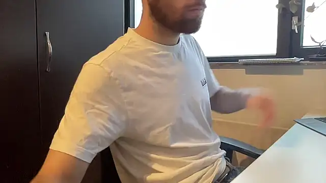 Snapshot of bullyboyy chatting on February 27, 6:50 am bullyboyy online show from February 27, 6:50 am