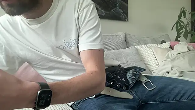 Snapshot of bullyboyy chatting on October 5, 10:24 am bullyboyy online show from October 5, 10:24 am