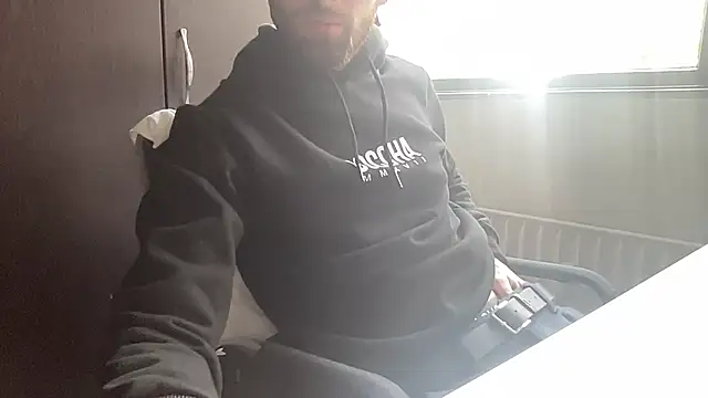 Snapshot of bullyboyy chatting on October 7, 10:56 am bullyboyy online show from October 7, 10:56 am